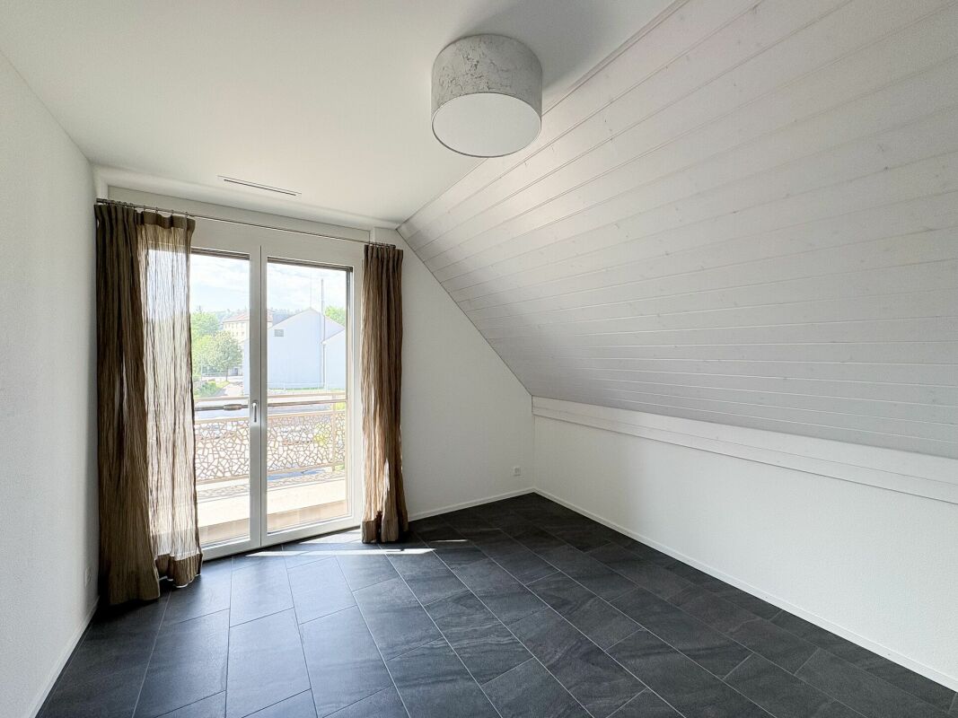 3.5-Zimmer-Dachwohnung mit zwei Balkone an ruhiger und grüner Lage
