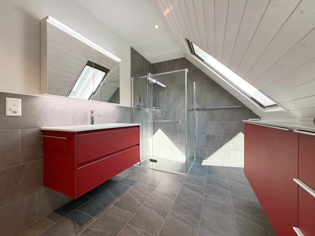 3.5-Zimmer-Dachwohnung mit zwei Balkone an ruhiger und grüner Lage