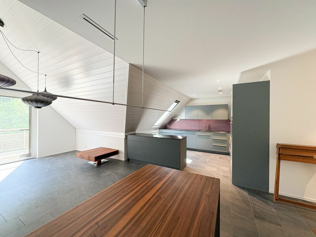 3.5-Zimmer-Dachwohnung mit zwei Balkone an ruhiger und grüner Lage