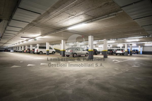 AFFITTIAMO POSTEGGIO IN AUTORIMESSA 8