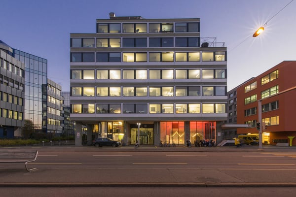 Geschäftig in Zürich-West 12