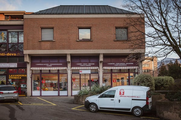 Spazioso e luminoso locale commerciale in affitto nel cuore di Lugano 1