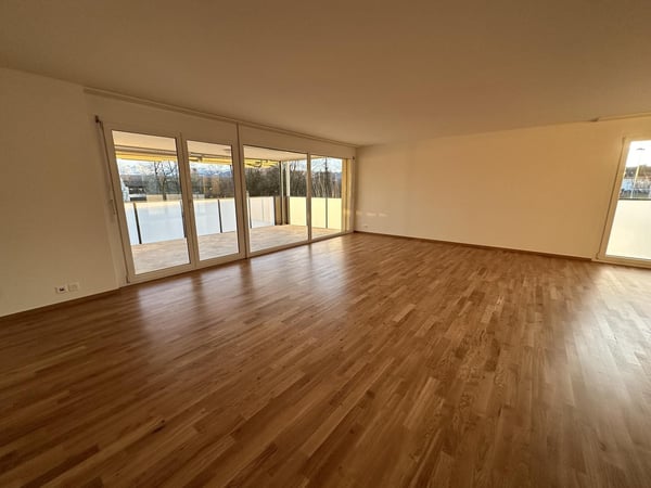 Lichtdurchflutete 5.5-Zimmerwohnung im Oberland zu vermieten 2