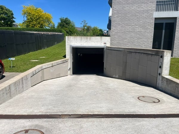 Einstellplatz mit E-Ladestation in UN-Garage zu vermieten 1