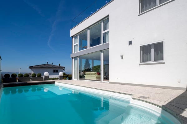 Ein Zuhause zum Verlieben: Pool, Design und fantastische Aussicht 10