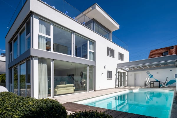 Ein Zuhause zum Verlieben: Pool, Design und fantastische Aussicht 1