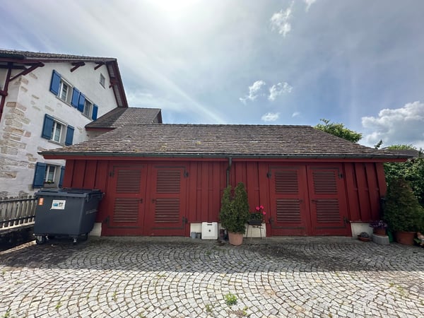 Wohnhaus (9 Wohnungen), Baujahr 1720 (Umbau 1921/22), unter Denkmalschutz, mit Schopf und Garten 4