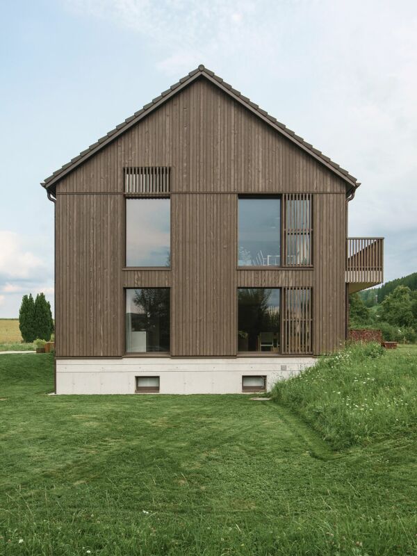 Modern living with gallery, garden and private underground parking (middle house)