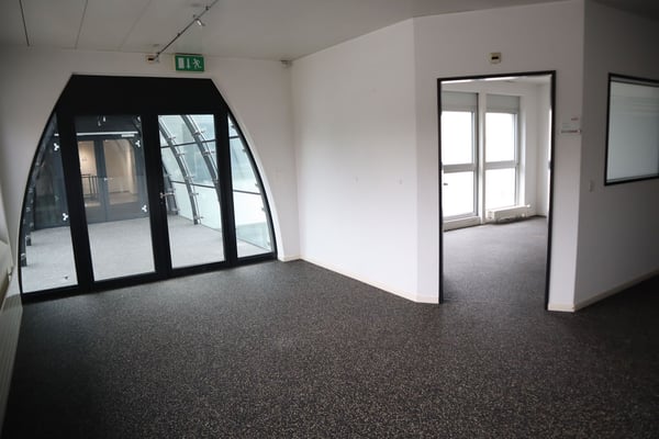 Grosszügiges und modernes Bürohaus zu vermieten 7