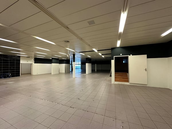 Attraktive Gewerberäumlichkeit mit Einstellhalle und großem Lager! 8