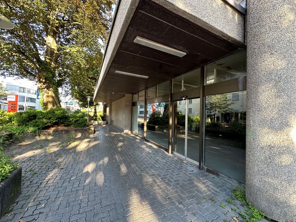 Attraktive Gewerberäumlichkeit mit Einstellhalle und großem Lager! 2