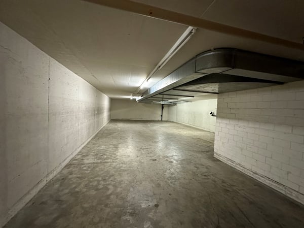 Attraktive Gewerberäumlichkeit mit Einstellhalle und großem Lager! 11