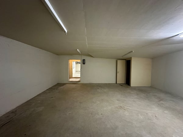 Attraktive Gewerberäumlichkeit mit Einstellhalle und großem Lager! 10