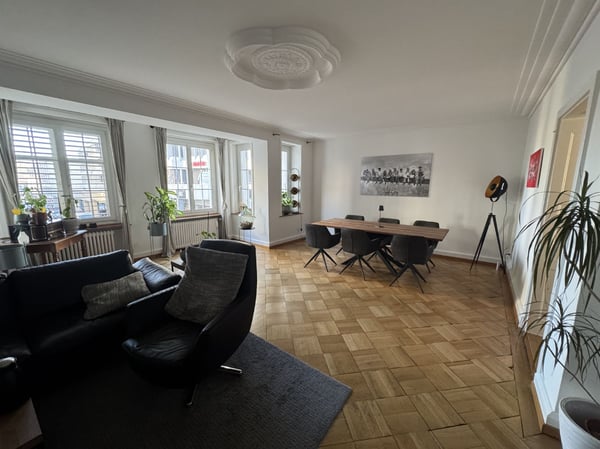 Ideale Pendler-Wohnung! Nähe Stadtzentrum, Einkauf und ÖV. 1