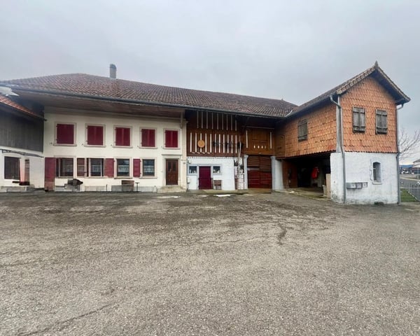 Charmante ferme de deux appartements au cœur du village de Mézières (FR) 1