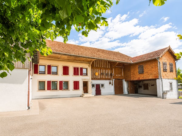 Ferme de caractère avec 3 logements indépendants sur 2'998 m² de terrain 1