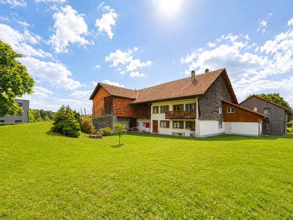 Ferme de caractère avec 3 logements indépendants sur 2'998 m² de terrain 2