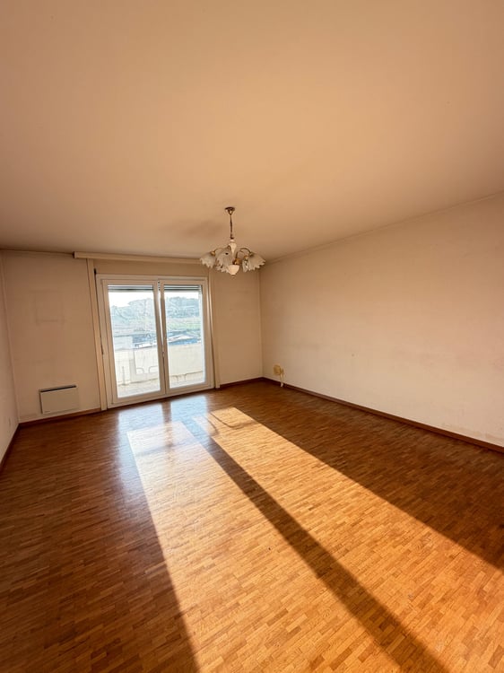 OPPORTUNITÉ À ROMONT – 4.5 PIÈCES DE 106 M² AVEC GRAND BALCON – FORT POTENTIEL APRÈS RÉNOVATION 2