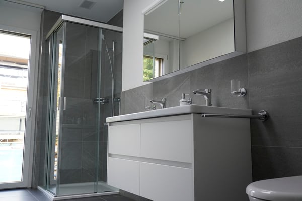 ERSTVERMIETUNG-Grosszügige Wohnung, zwei Balkone - Sicht ins Grüne! 5