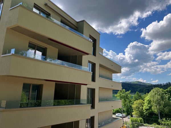 ERSTVERMIETUNG-Grosszügige Wohnung, zwei Balkone - Sicht ins Grüne! 13