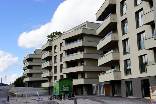 ERSTVERMIETUNG-Grosszügige Wohnung, zwei Balkone - Sicht ins Grüne! 12