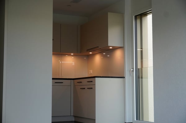 ERSTVERMIETUNG-Grosszügige Wohnung, zwei Balkone - Sicht ins Grüne! 3