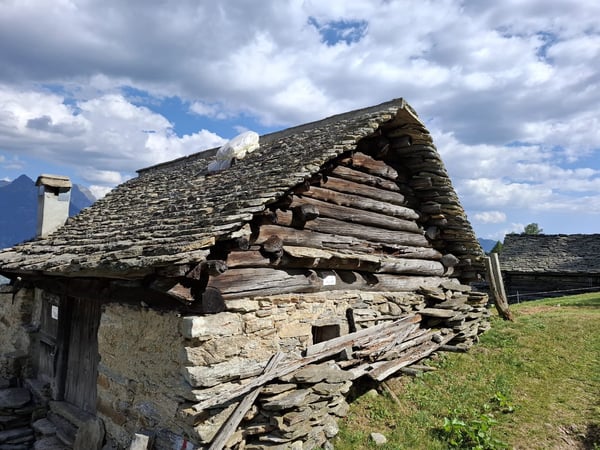 Vendesi rustico sui monti di Semione da ristrutturare 3