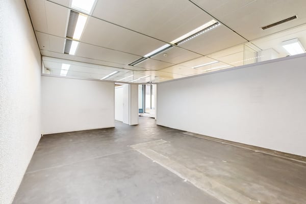 Surface commerciale au rez-de-chaussée d'un immeuble administratif 3