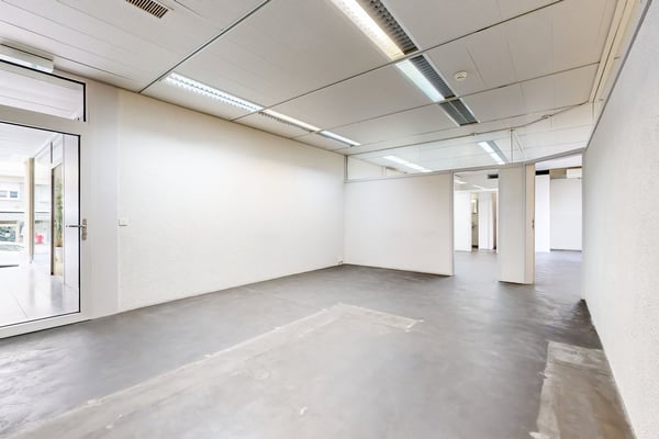 Surface commerciale au rez-de-chaussée d'un immeuble administratif 2