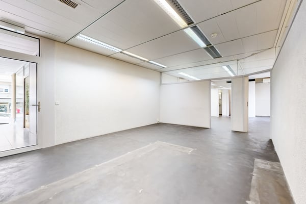 Surface commerciale au rez-de-chaussée d'un immeuble administratif 2
