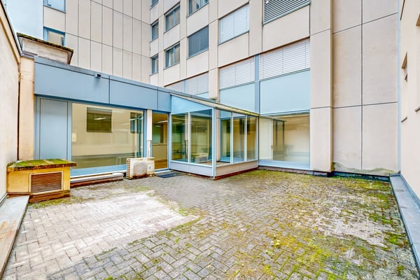 Surface commerciale au rez-de-chaussée d'un immeuble administratif 7