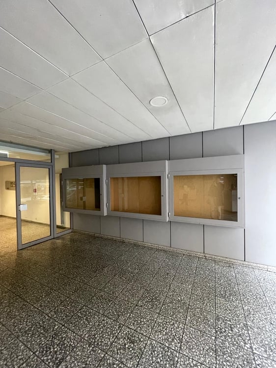 A louer vitrine publicitaire 2