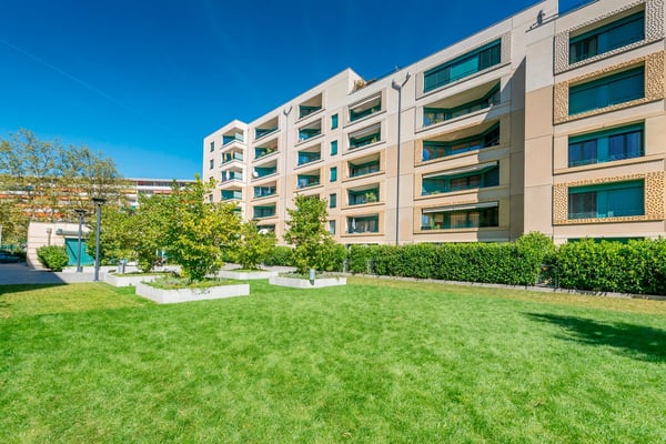 Proche du centre com. Planète Charmilles, place de parc intérieure 1