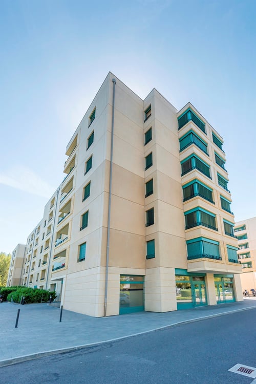 Proche du centre com. Planète Charmilles, place de parc intérieure 2