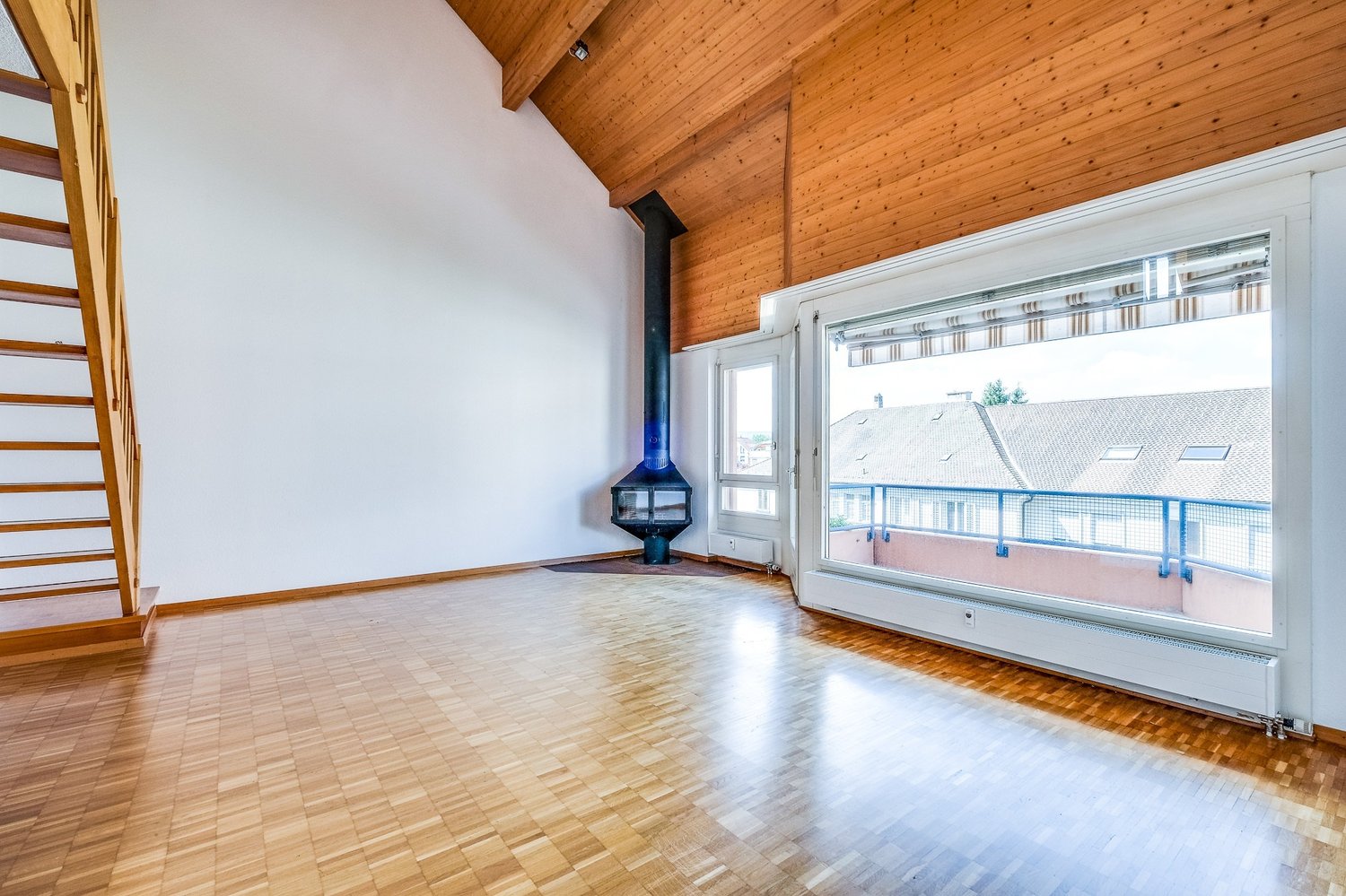 Bild Wo Holz knistert und Licht tanzt - Ihre Galeriewohnung in Langenthal!
