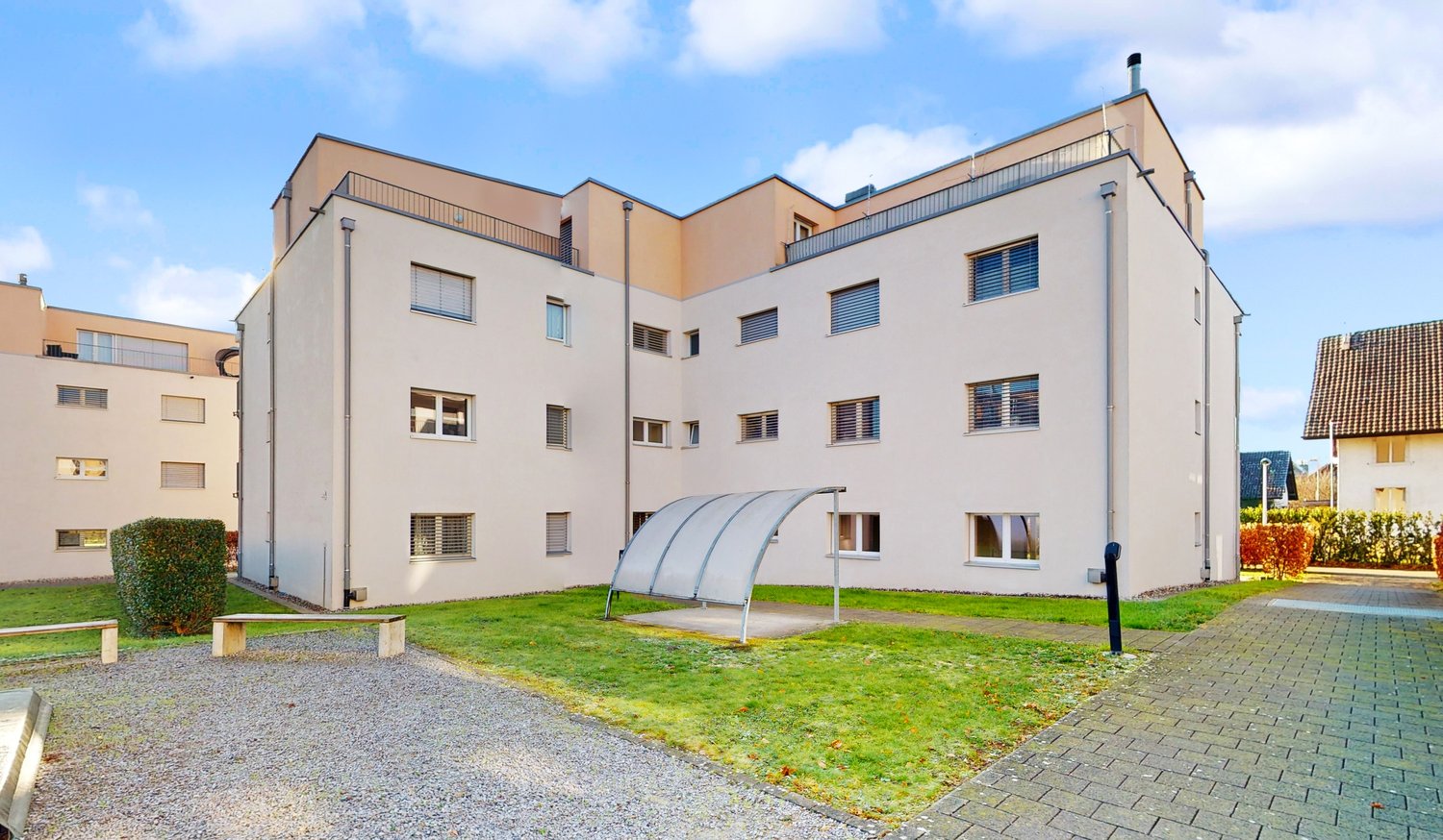 Bild Naturnah & stilvoll – Ihre neue Attikawohnung mit grosser Terrasse im Grünen
