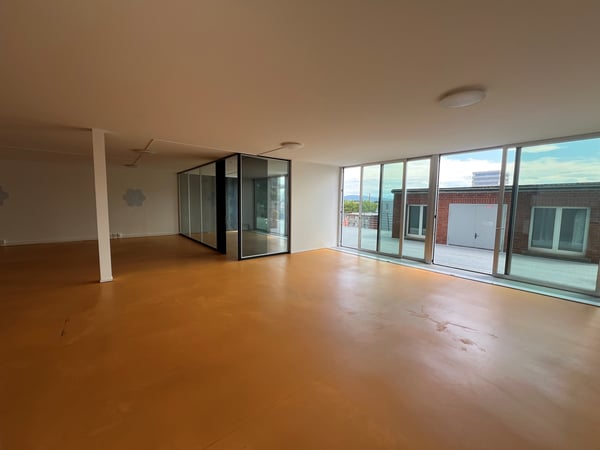 Büro mit direktem Zugang zu Terrasse 4