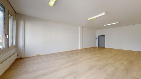 Ufficio luminoso e versatile di 68 m2 Quartino 8