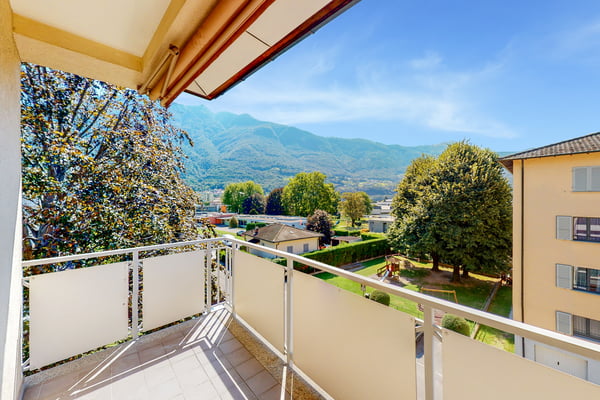 Appartamento con balcone e splendida vista 1