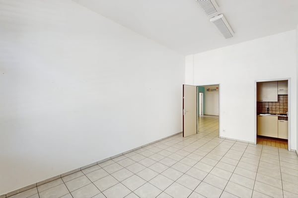 Spazio commerciale di 125m2 al pianterreno - ccessibilità strategica a Manno 8