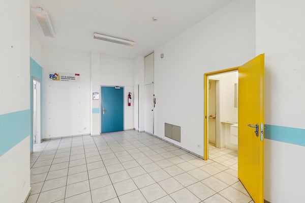 Spazio commerciale di 125m2 al pianterreno - ccessibilità strategica a Manno 2