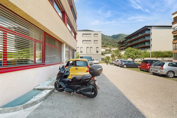 Spazio commerciale di 125m2 al pianterreno - ccessibilità strategica a Manno 12