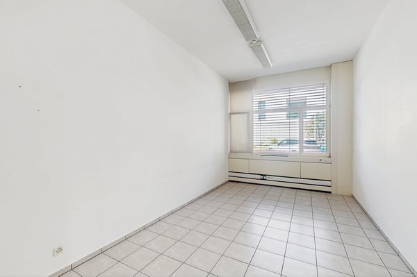 Spazio commerciale di 125m2 al pianterreno - ccessibilità strategica a Manno 9