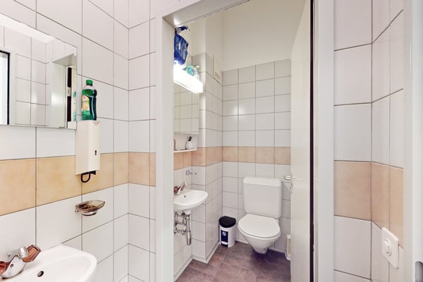 Spazio commerciale di 125m2 al pianterreno - ccessibilità strategica a Manno 10