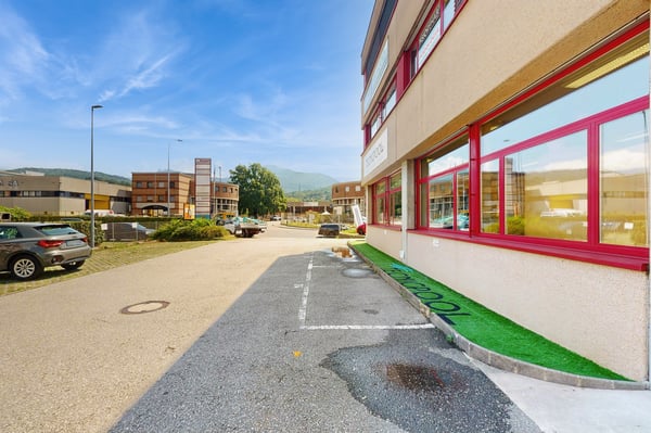 Spazio commerciale di 125m2 al pianterreno - ccessibilità strategica a Manno 11