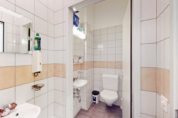 Spazio commerciale di 125m2 al pianterreno - ccessibilità strategica a Manno 10