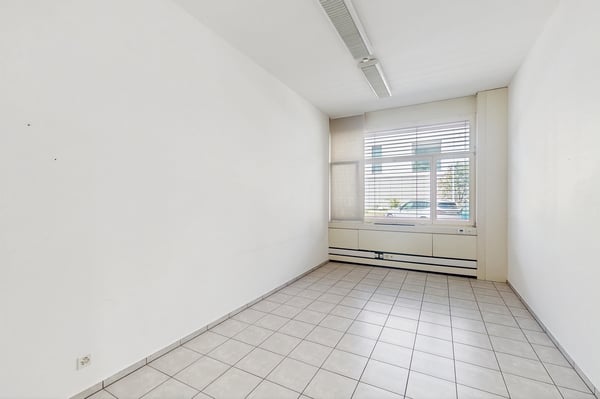 Spazio commerciale di 125m2 al pianterreno - ccessibilità strategica a Manno 9