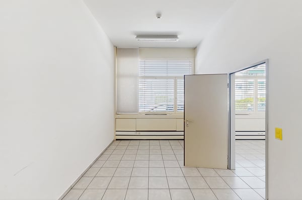 Spazio commerciale di 125m2 al pianterreno - ccessibilità strategica a Manno 4