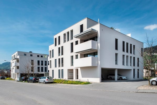 Parkplätze und Unterstände zu vermieten