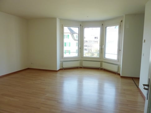 Grosse helle Wohnung mit Erker! 1